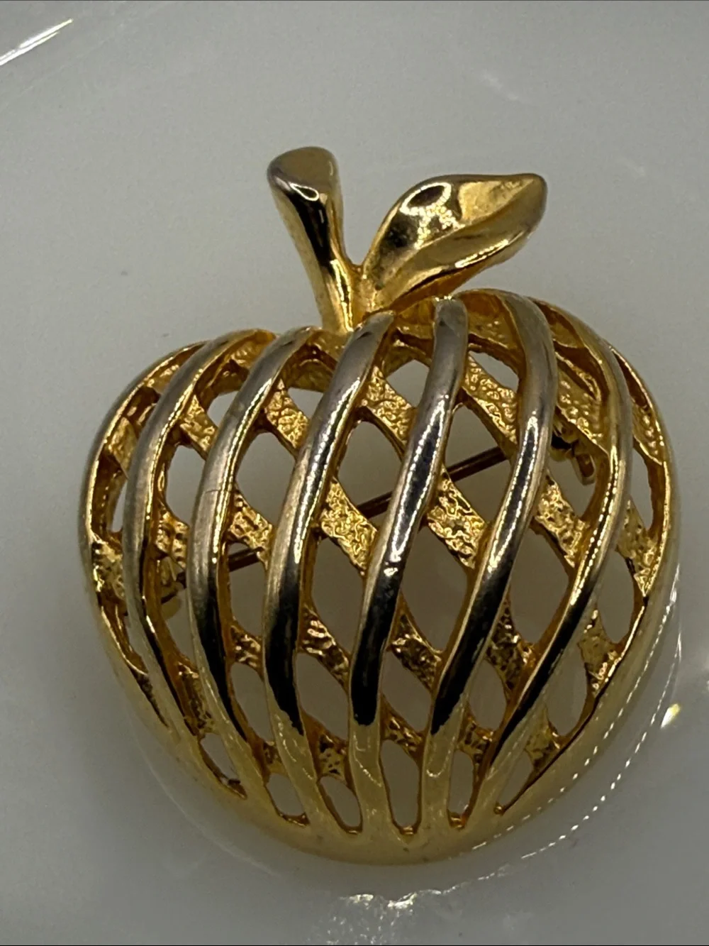 Vintage pretty Gold Tone Openwork Apple Brooch pin unsigned